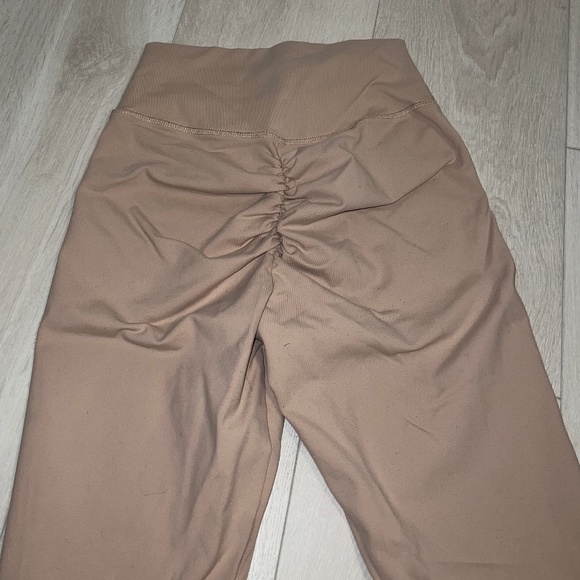 NEW Dtina’s Boutique Beige Workout Leggings – Butt Scrunch - Picture 2 of 3